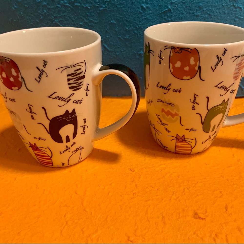 2 Mugs With Cat Design And Ergonomic Handle